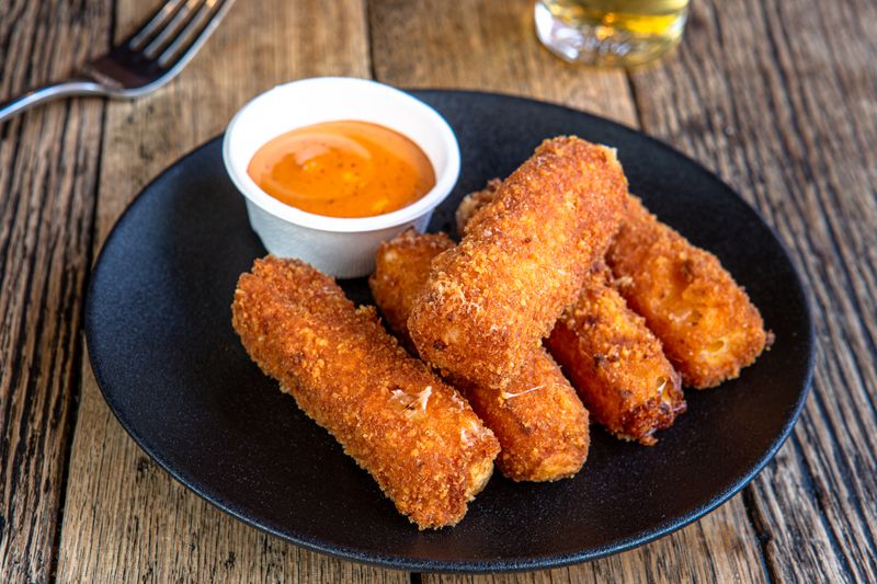 pizzaluce mozzarella sticks with dipping sauce